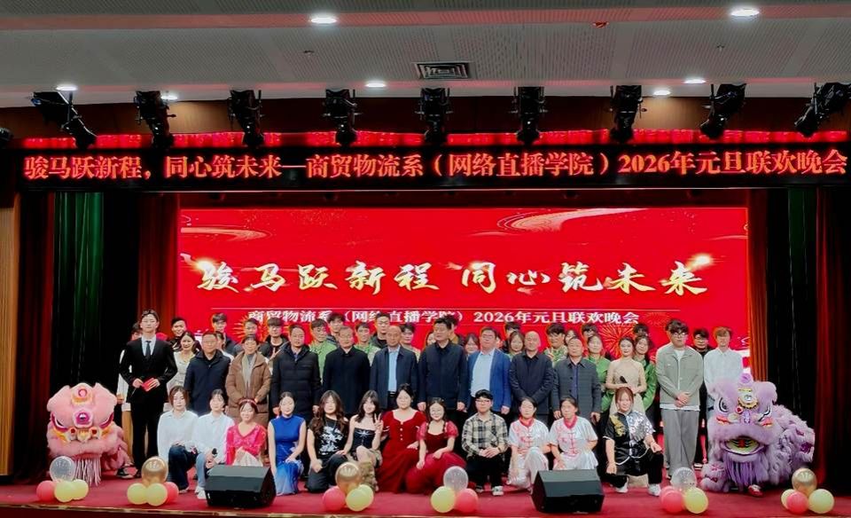 图片包含 人, 室内, 天花板, 礼堂 AI 生成的内容可能不正确。