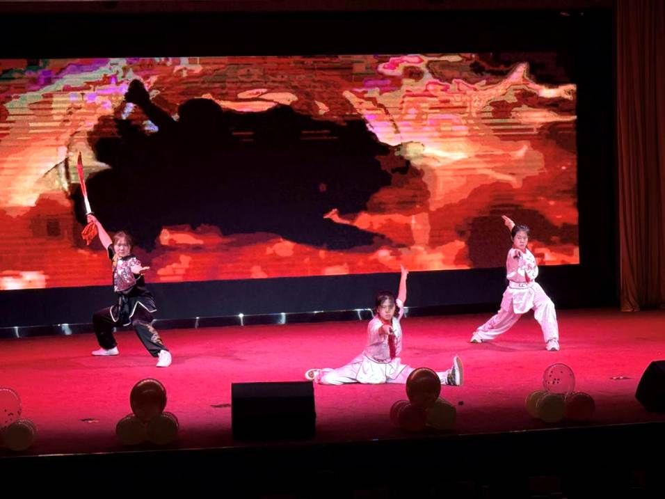 图片包含 电视, 室内, 游戏, 播放 AI 生成的内容可能不正确。